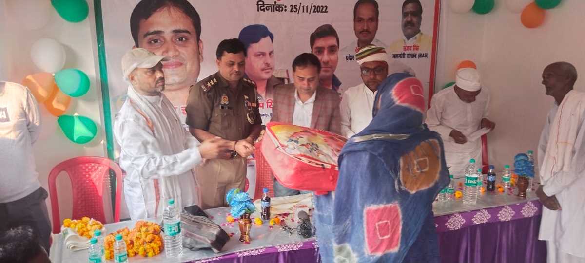 सहायता समूह ने अतिथियों के माध्यम से जरूरतमंद को किए कंबल वितरित